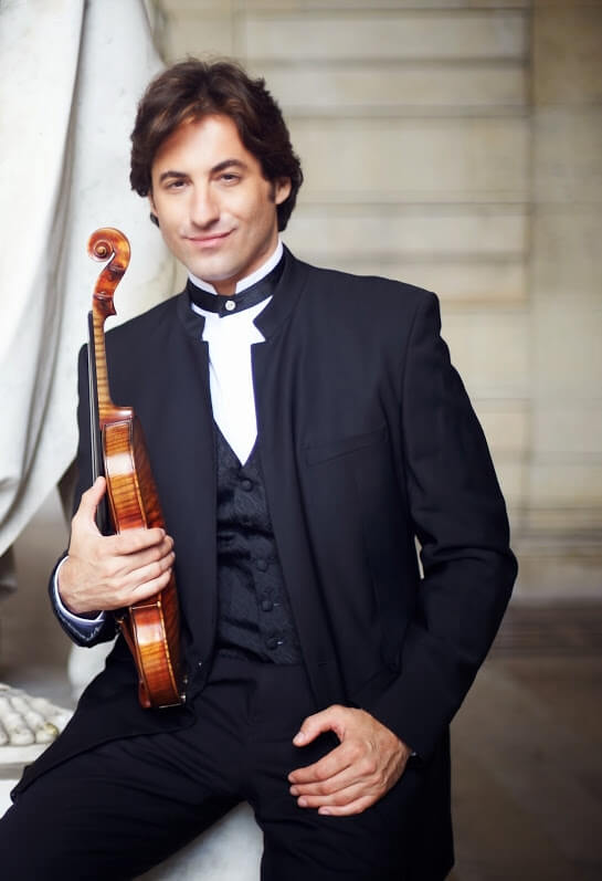 Philippe Quint holding violin